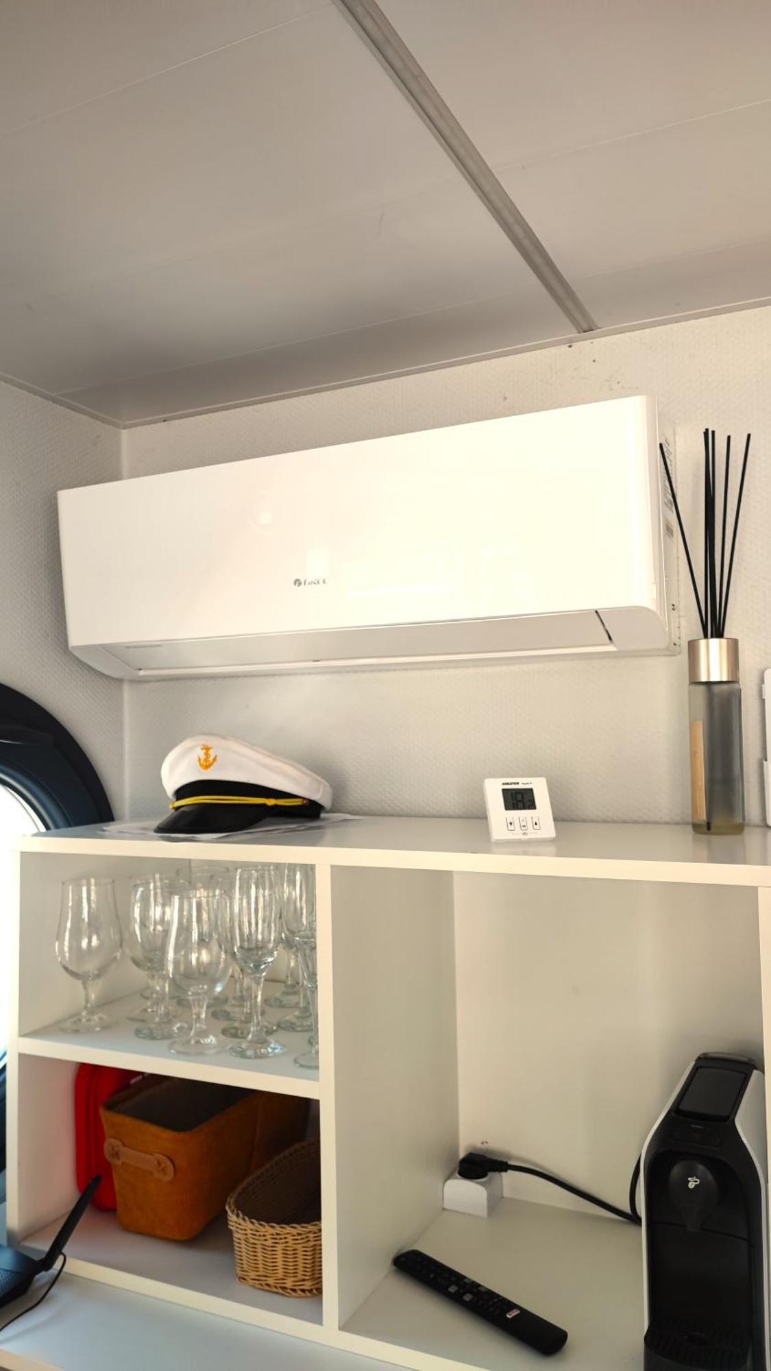 Houseboat Water Boy Apartament Plywajacy Dom Na Wodzie Lodz Uraz  Buitenkant foto