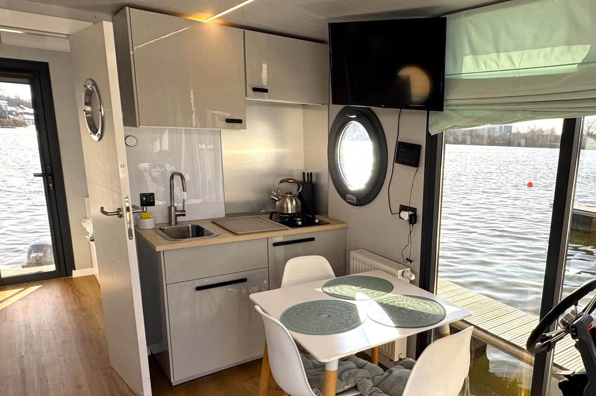 Houseboat Water Boy Apartament Plywajacy Dom Na Wodzie Lodz Uraz  Buitenkant foto