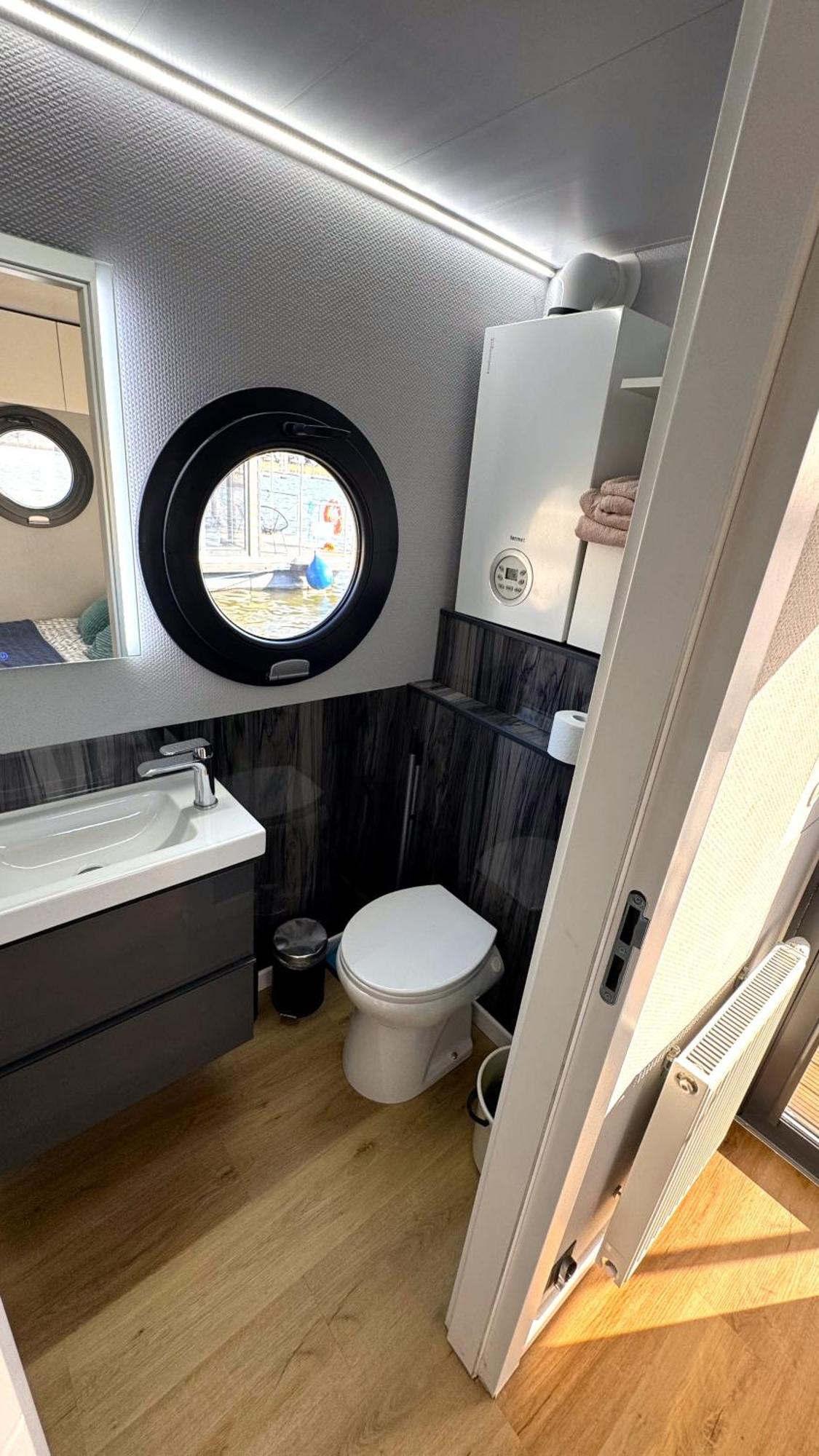 Houseboat Water Boy Apartament Plywajacy Dom Na Wodzie Lodz Uraz  Buitenkant foto
