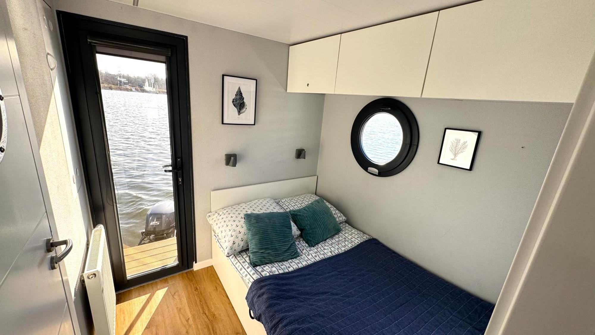 Houseboat Water Boy Apartament Plywajacy Dom Na Wodzie Lodz Uraz  Buitenkant foto